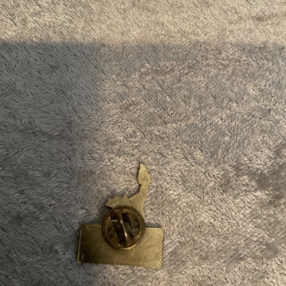 Vintage Statue of Liberty an USA Flag Lapel Pin - Picture 2 of 2